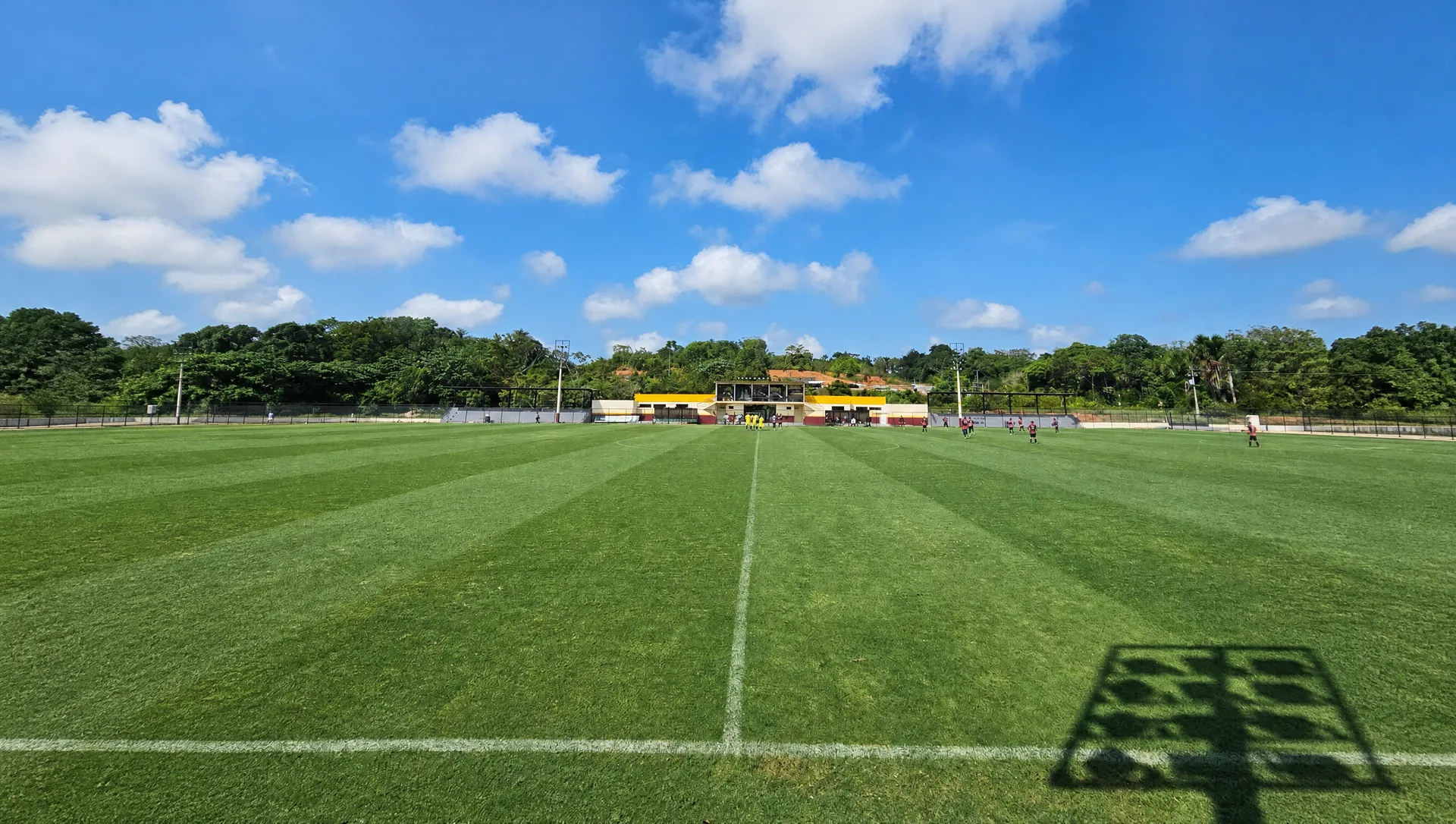 Campo de futebol com gramado natural executado pela Jiquitaia