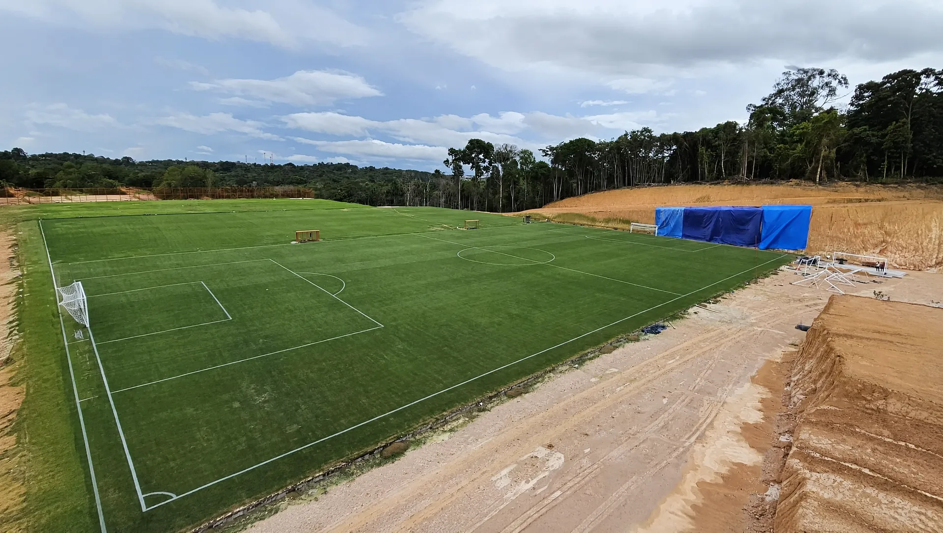 Gramado verde implantado pela Jiquitaia